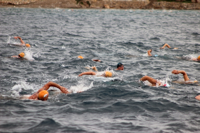 Kış ortasında 500 kişi Datça'da yüzdü